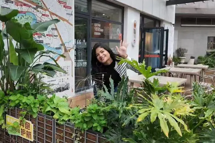 Peruvian girl records Shanghai's community life via vlog