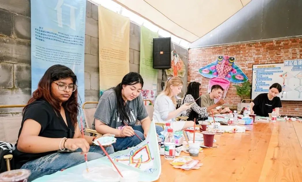 Kite flying connects international students with Chinese culture