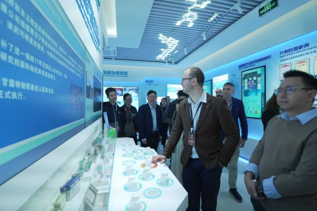 Overseas PhD professionals explore Shanghai's biomedicine development   