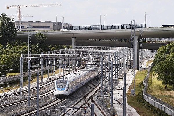 Shanghai building new suburban railway lines
