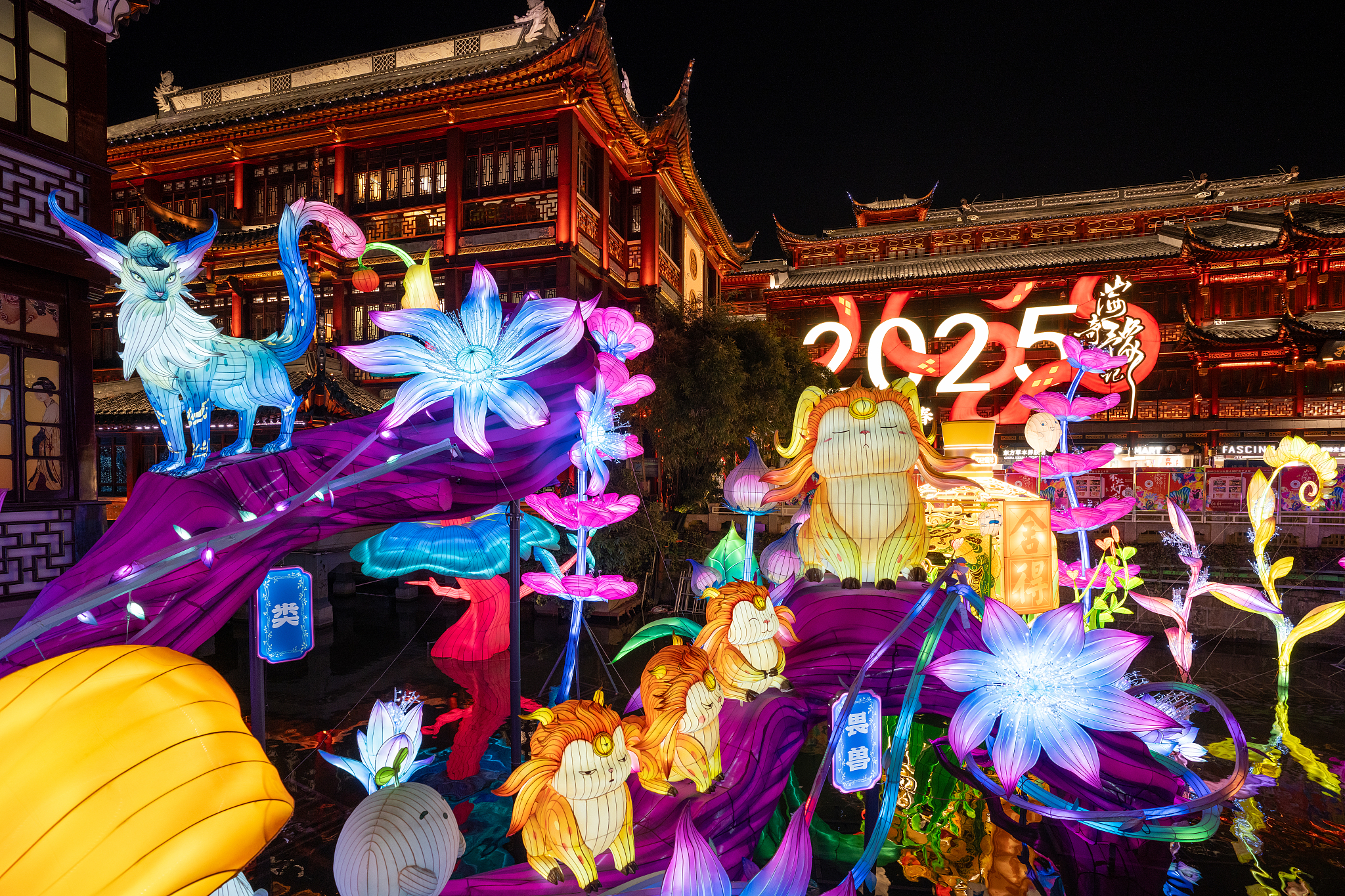 A lantern show lights up Yuyuan Garden..jpg