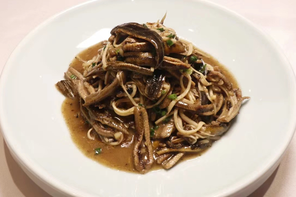 Stir-Fried Eel with Wild Rice Stems