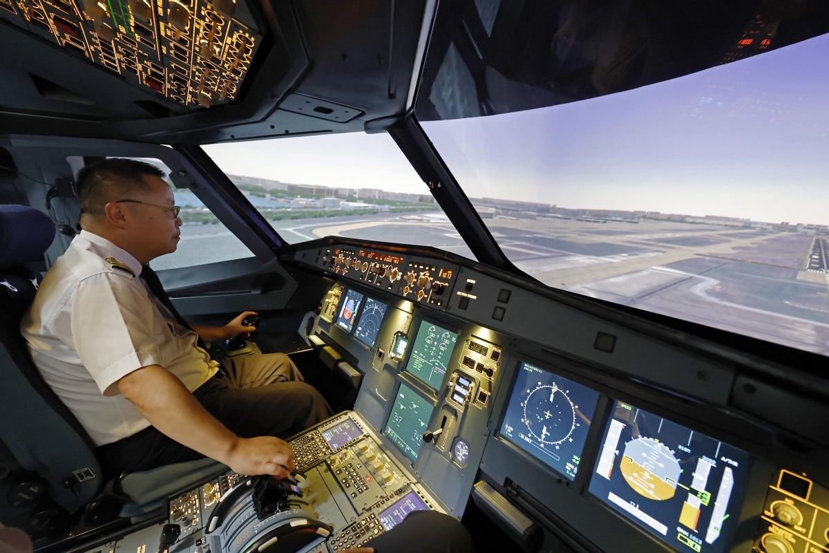 Spring Airlines receives first domestically-made A320 flight simulator.jpeg
