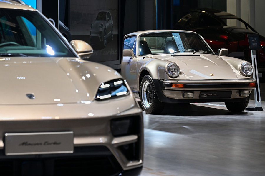 The electric Macan Turbo and the 911 Turbo (930) showcased at the 7th China International Import Expo 拷贝.png