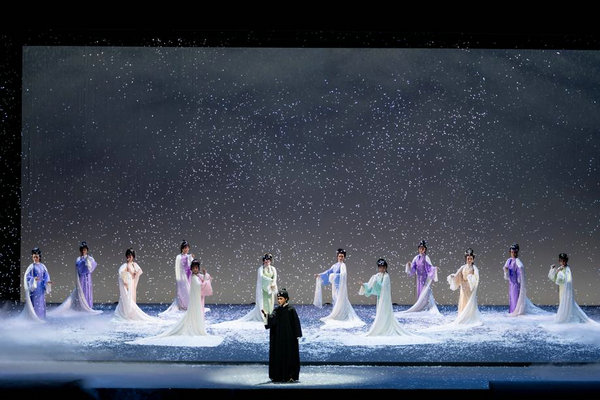 Shanghai Oriental Art Center unveils star-studded spring and summer show