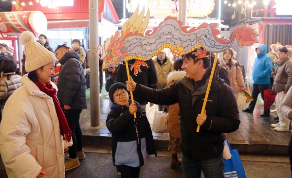 Embracing the New Year spirit: Shanghai's night market lights up holiday mood