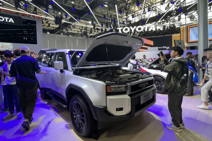 Visitors inspect a Toyota Prado SUV at the 2024 Beijing auto show._副本.png