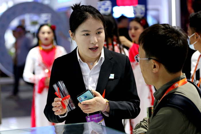 A staff member introduces ultra-thin touch screen glass products at the booth of Xinjiang Uygur autonomous region at the 2024 China Brand Day events in Shanghai, on May 11, 2024..jpg A staff member introduces ultra-thin touch screen glass products at the booth of Xinjiang Uygur autonomous region at the 2024 China Brand Day events in Shanghai, on May 11, 2024..jpg