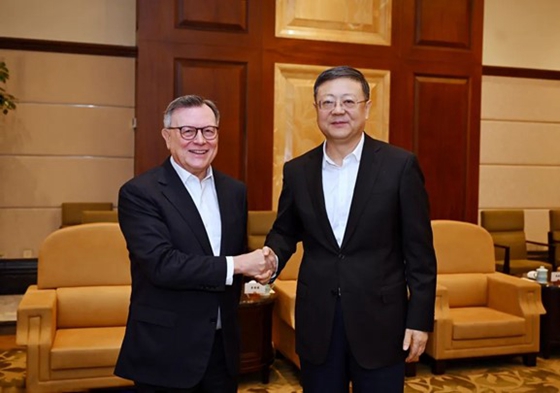 Chen Jining (R) shakes hands with Jose Vinals, group chairman of Standard Chartered-2.jpg