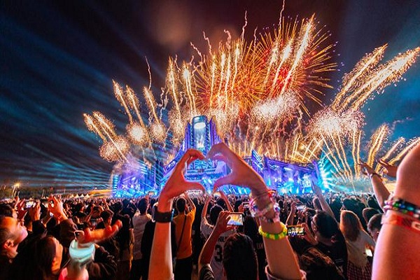 Electronic music festival lights up Shanghai's National Day holiday