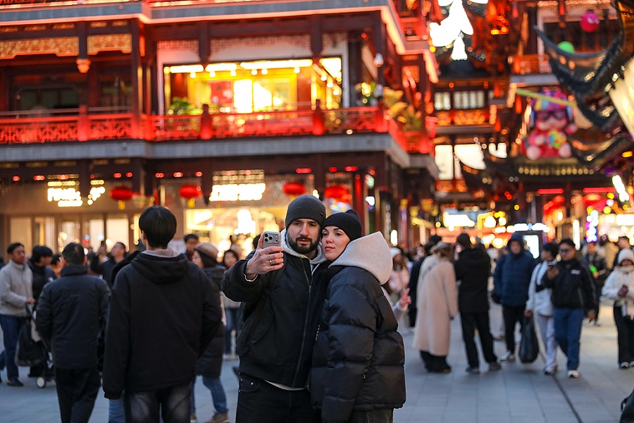 Shanghai reports rise in online spending over New Year holiday