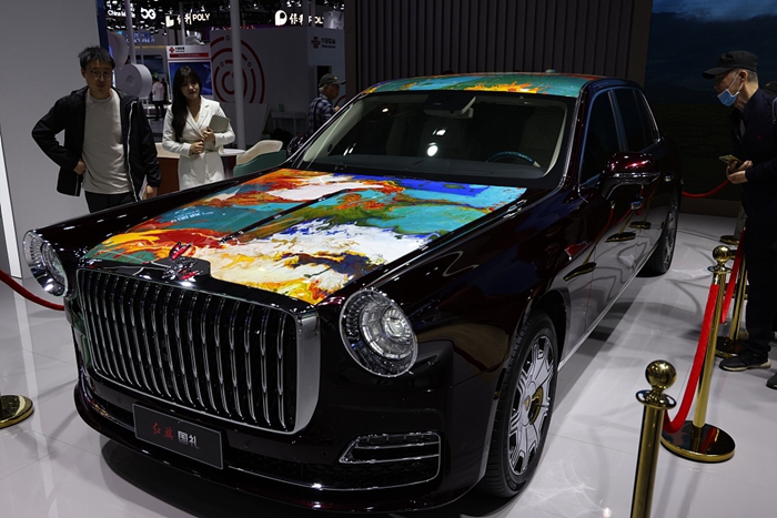 Visitors look at a new model of China FAW Group at the 2024 China Brand Day events in Shanghai, on May 12, 2024..jpg Visitors look at a new model of China FAW Group at the 2024 China Brand Day events in Shanghai, on May 12, 2024..jpg