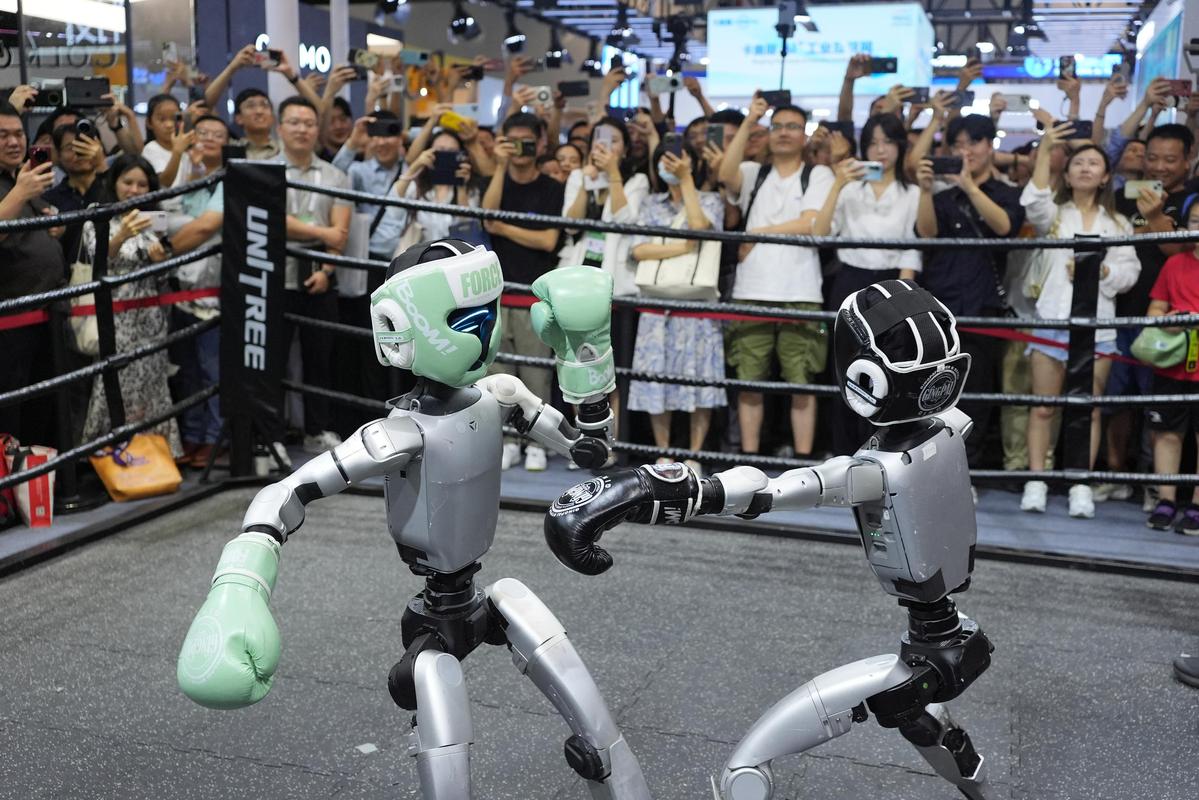 Shanghai hosts heavyweight gathering of robots.jpeg