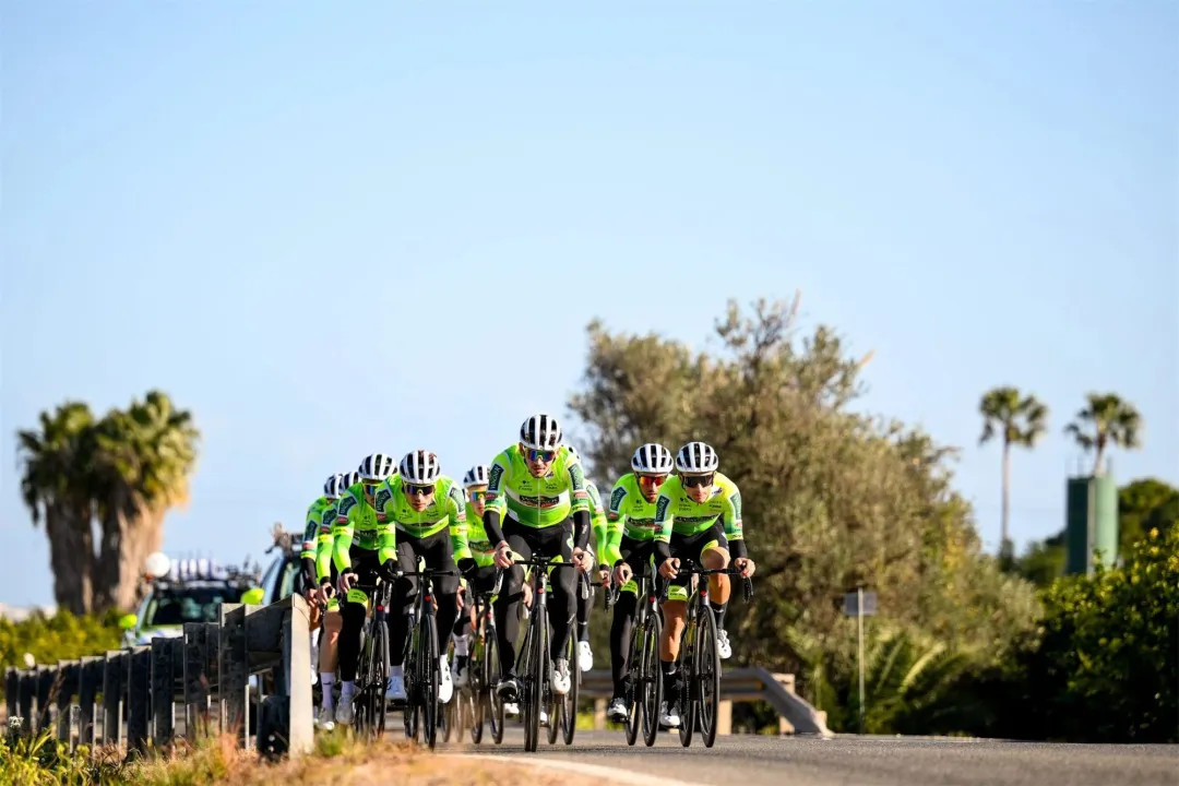 Cyclists compete in the Tour of Shanghai race_副本.jpg