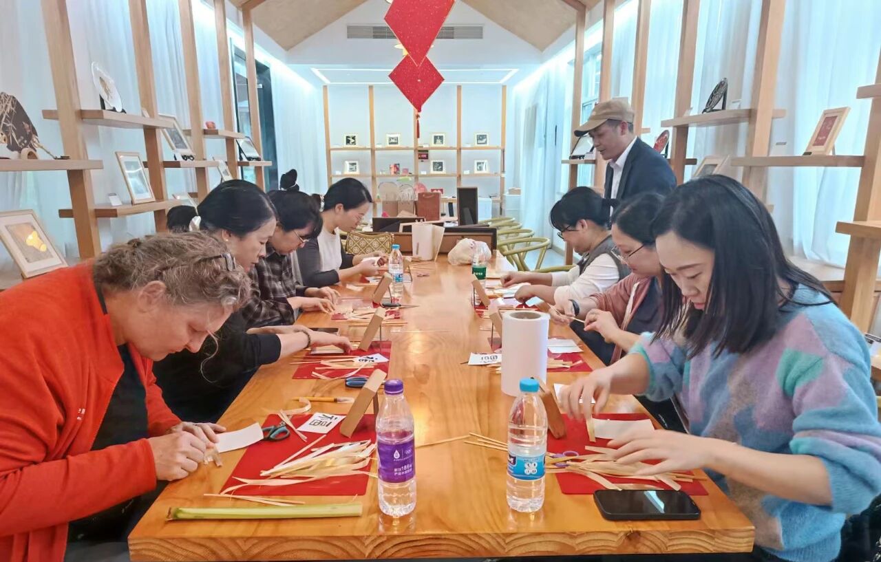 Visitors participate in a wheat straw painting workshop at the Xisha Mingzhu Lake Scenic Area.jpg