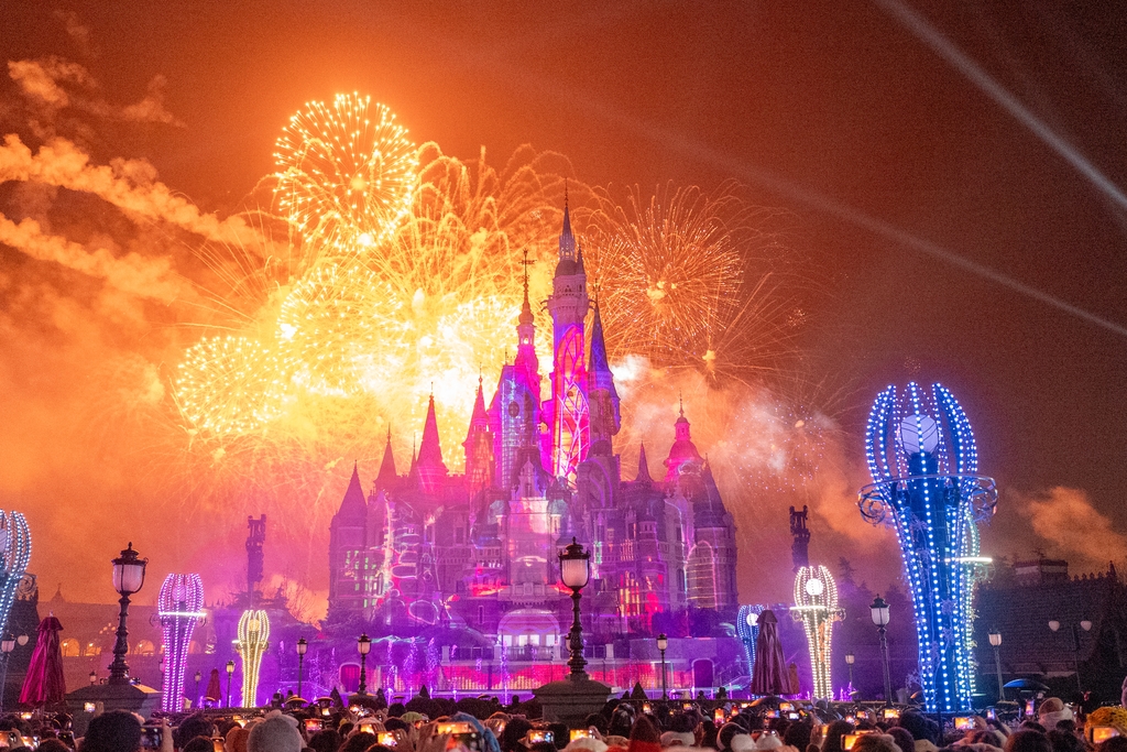 Usher in New Year with Shanghai Disney Resort's fireworks