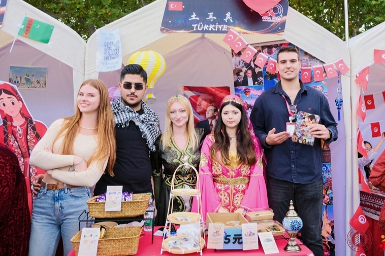 ECNU students and alumni enjoy international exchange events
