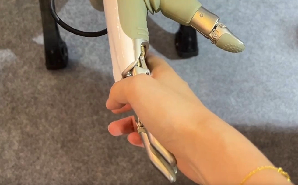 Video: A fusion of robotic hands, arms and legs debuts at WAIC