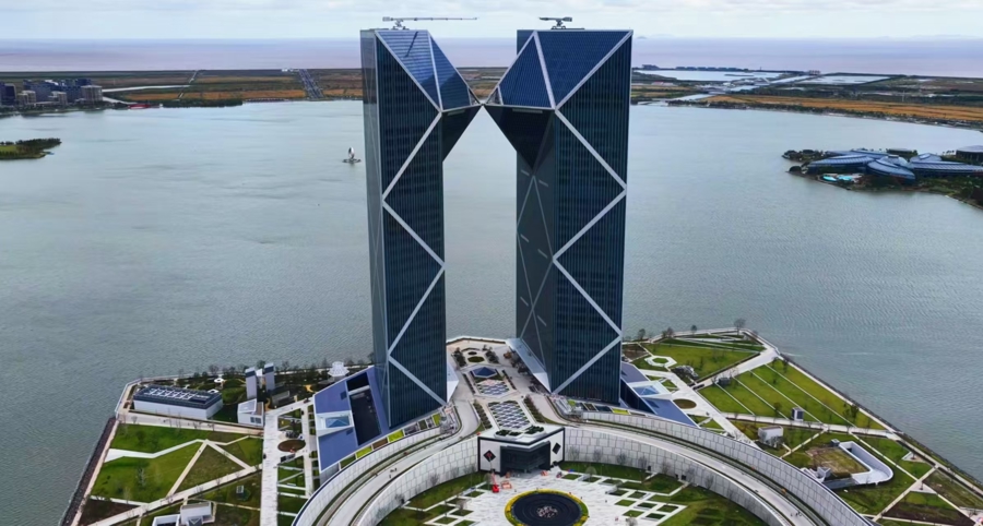 Lin-gang's tallest landmark completes construction