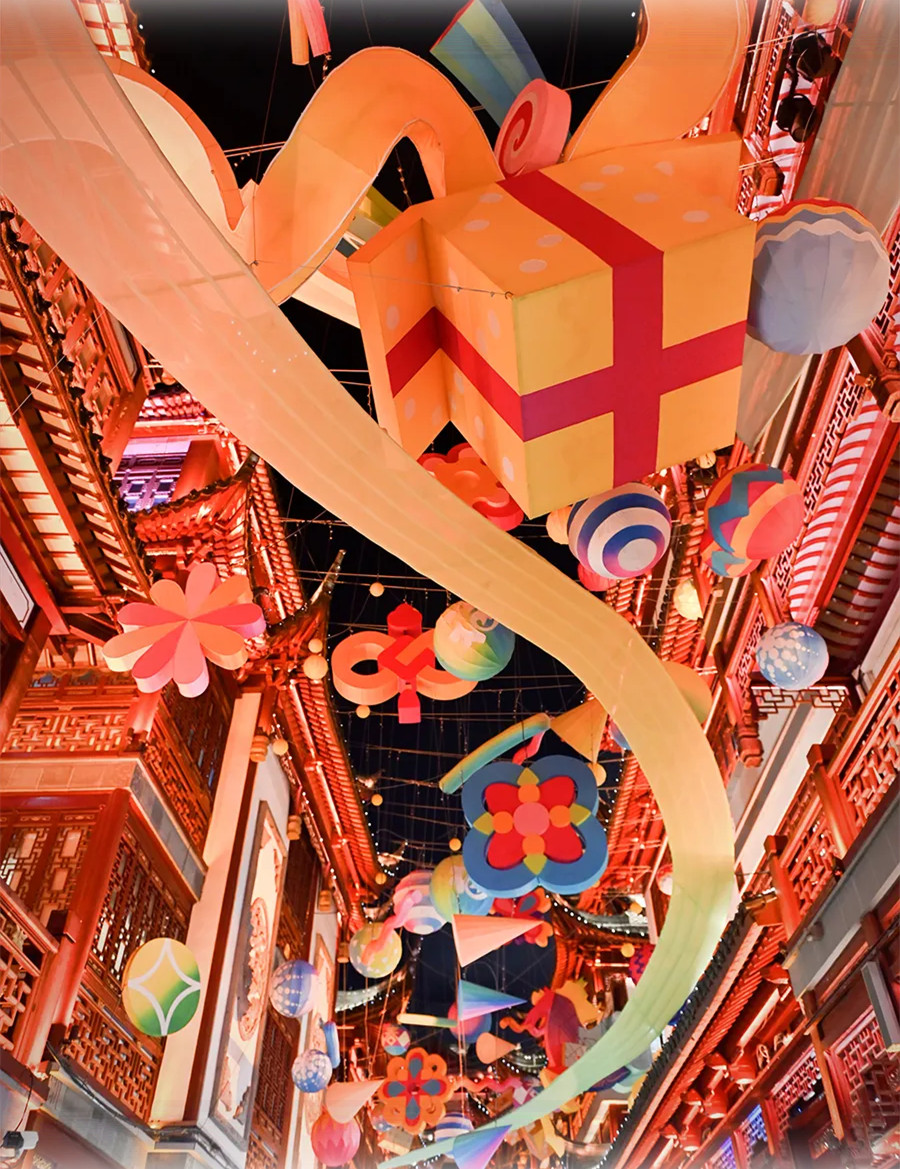 Yuyuan Garden Malls is adorned with festive decorations..jpg