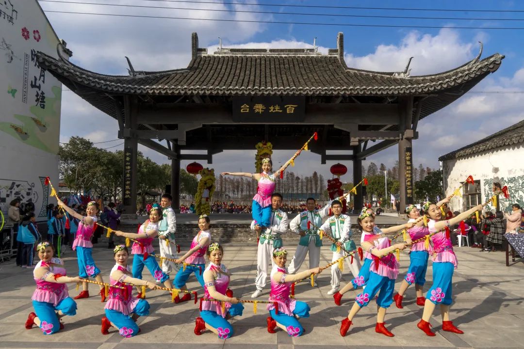 The lianxiang folk dance performance on the streets of Langxia town.jpg