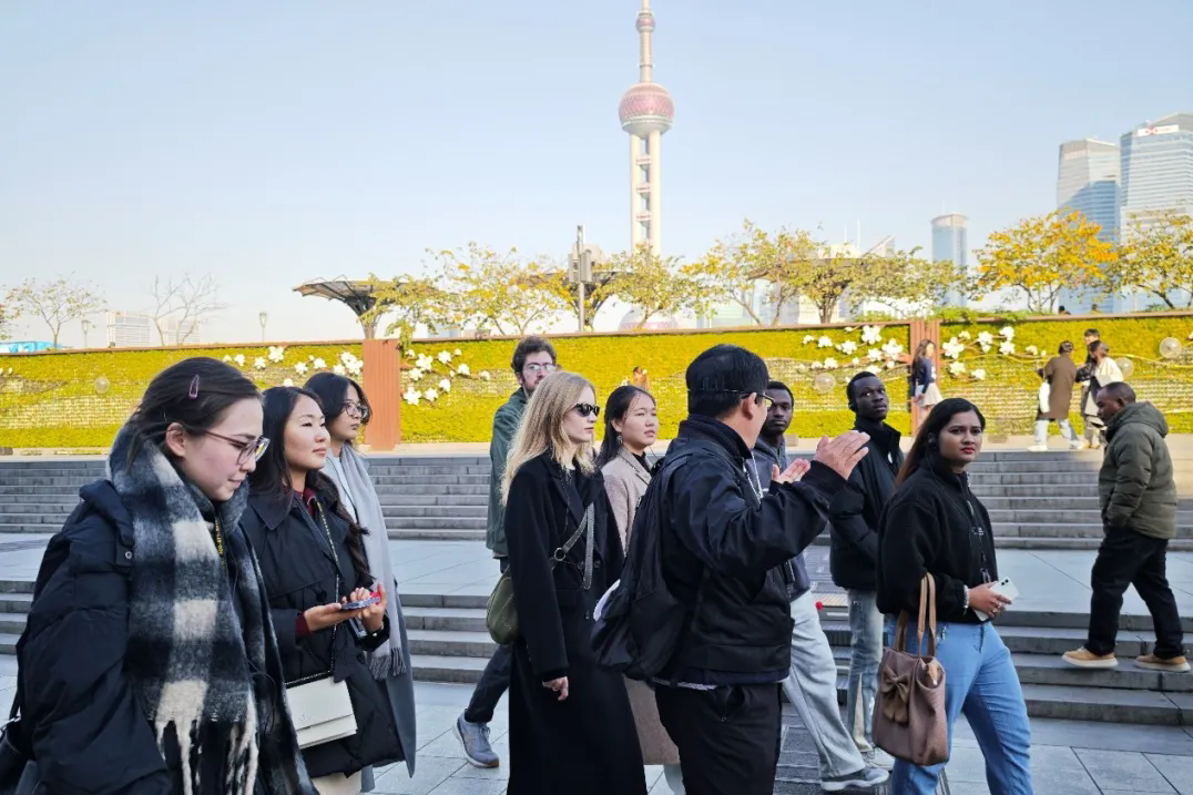 International students embrace Shanghai's autumn vibe on the Bund