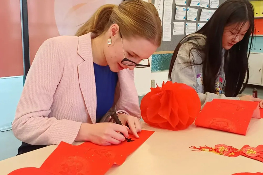 Students write new year wishes on red couplets._副本.jpg