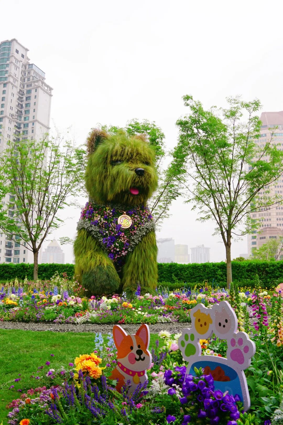 The plant sculpture of a West Highland White Terrier in Jing