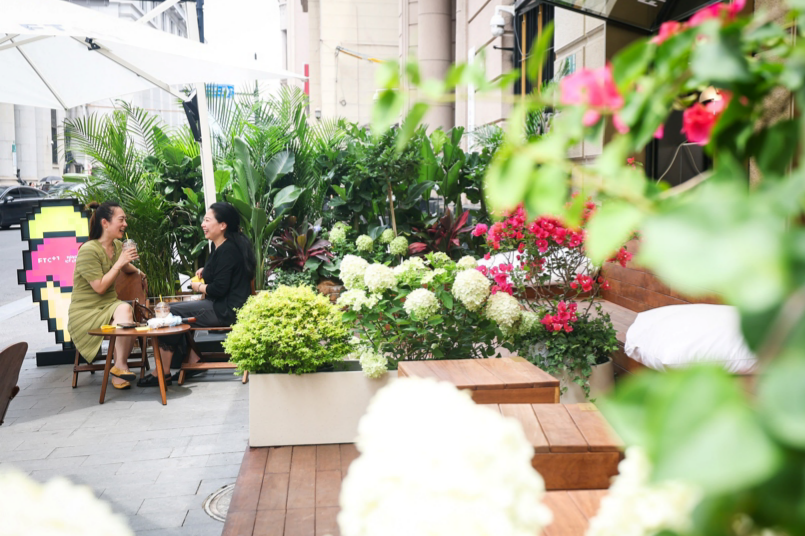 Outdoor seating sparks street scene in Shanghai