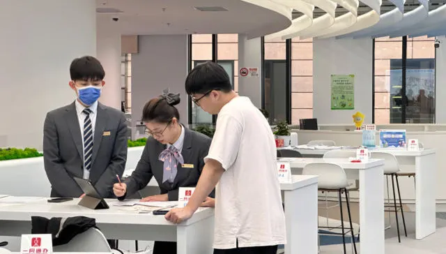 Shanghai govt service centers provide one-stop services for businesses