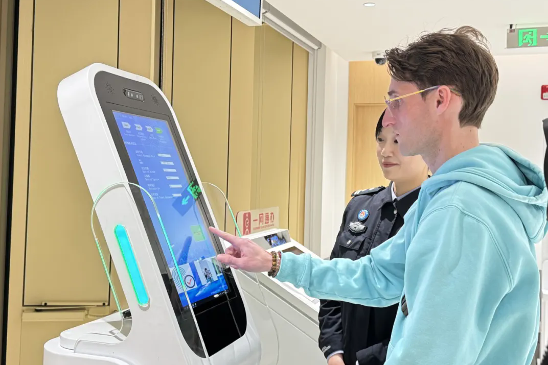 Jing'an launches self-service fast-pass filing device for foreign nationals