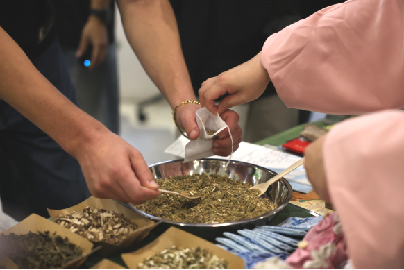 Chinese herbs are provided for international visitors to make personalized sachets..png