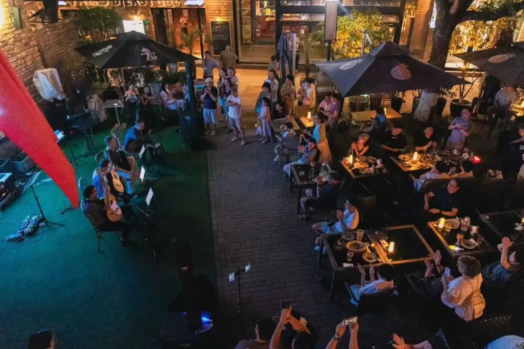 Audiences enjoy an outdoor guitar concert..jpg