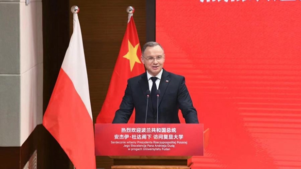 Polish president receives gift from Fudan University.jpg Polish president receives gift from Fudan University.jpg