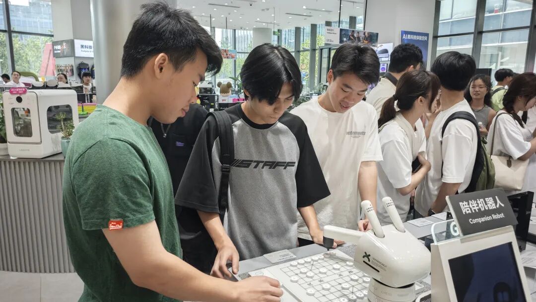 International students explore cutting-edge technologies in Xuhui-2.jpg