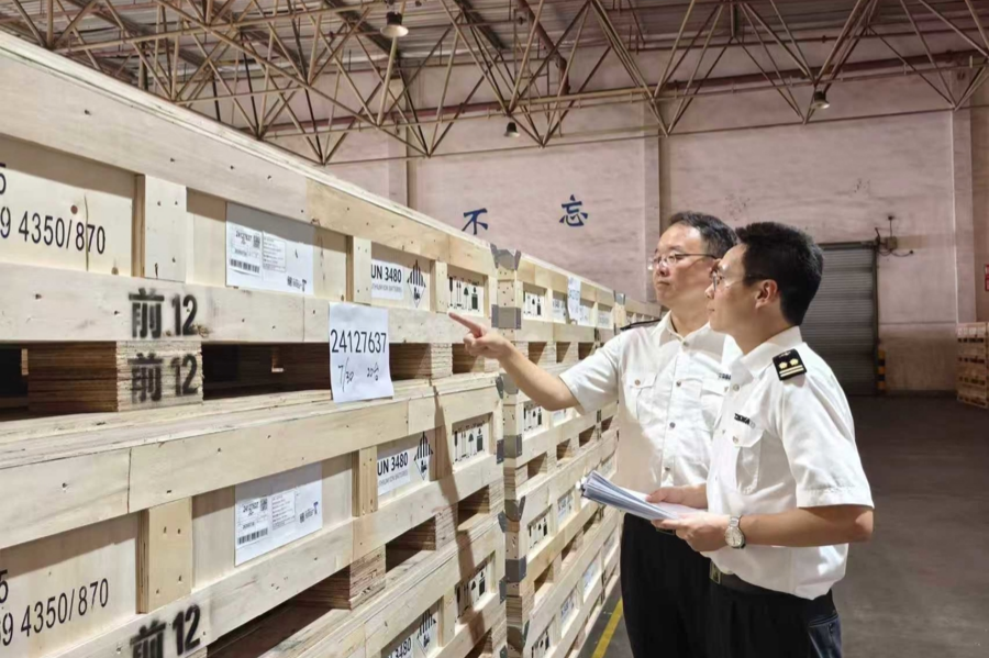 Shanghai's foreign trade hits record high in 2025