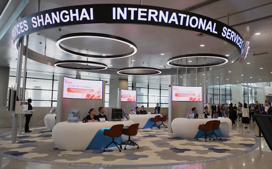 Foreign representatives experience Pudong airport's service station