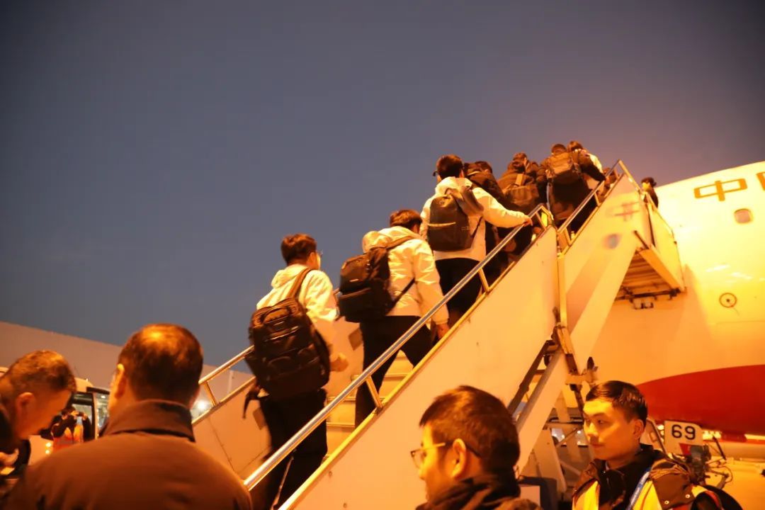 Shanghai medical team, relief supplies depart for Xizang.jpg