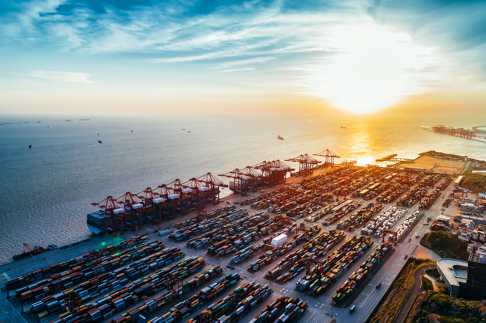 Shanghai ranks second among shipping centers