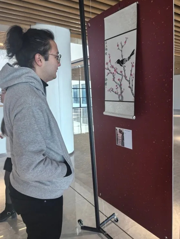 A student admires a Chinese painting._副本.jpg