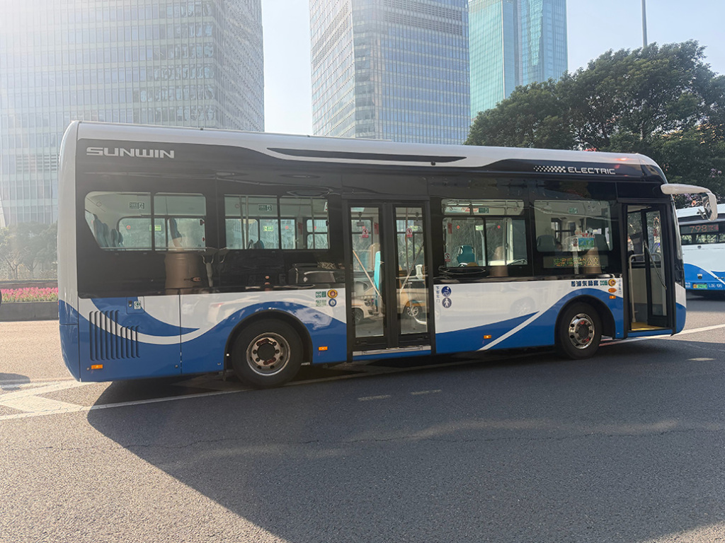 Hailed bus hits the streets in Shanghai 