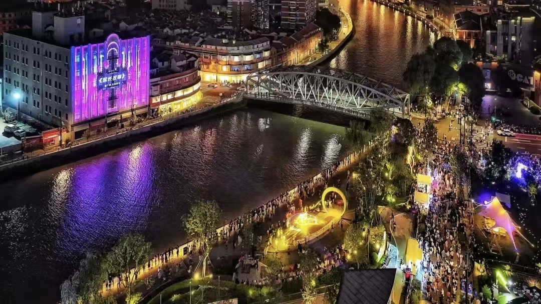 Mesmerizing light shows at the Suhe Bay waterfront platform.jpg