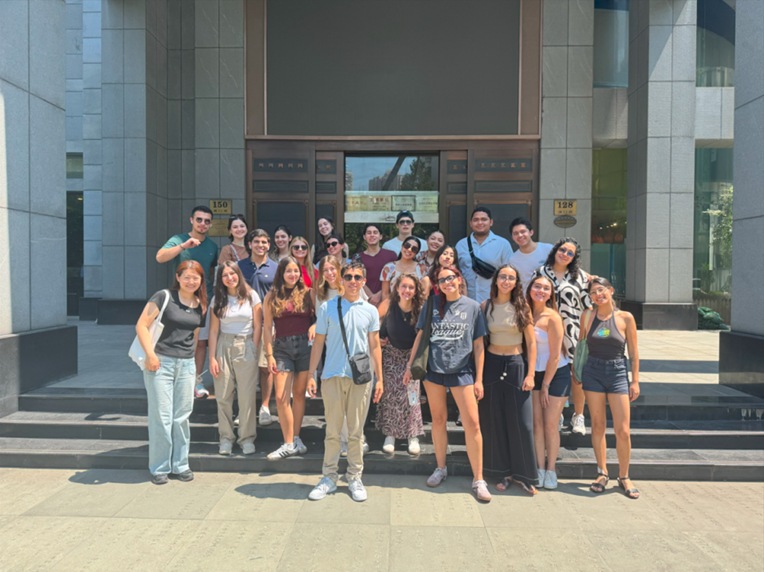 ​International students pose for a group photo at the Shanghai Textile Museum.
