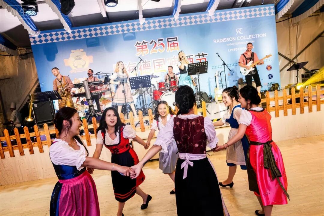 Guests and the live band celebrate together at the 25th Shanghai Oktoberfest..jpg