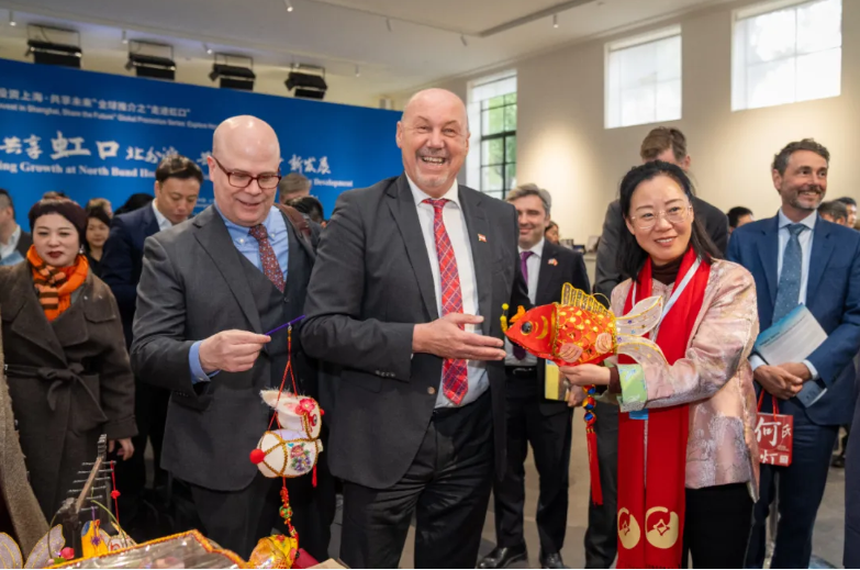 Attendees discuss the traditional craftwork at the "Invest in Shanghai, Share the Future" global promotion event. .png