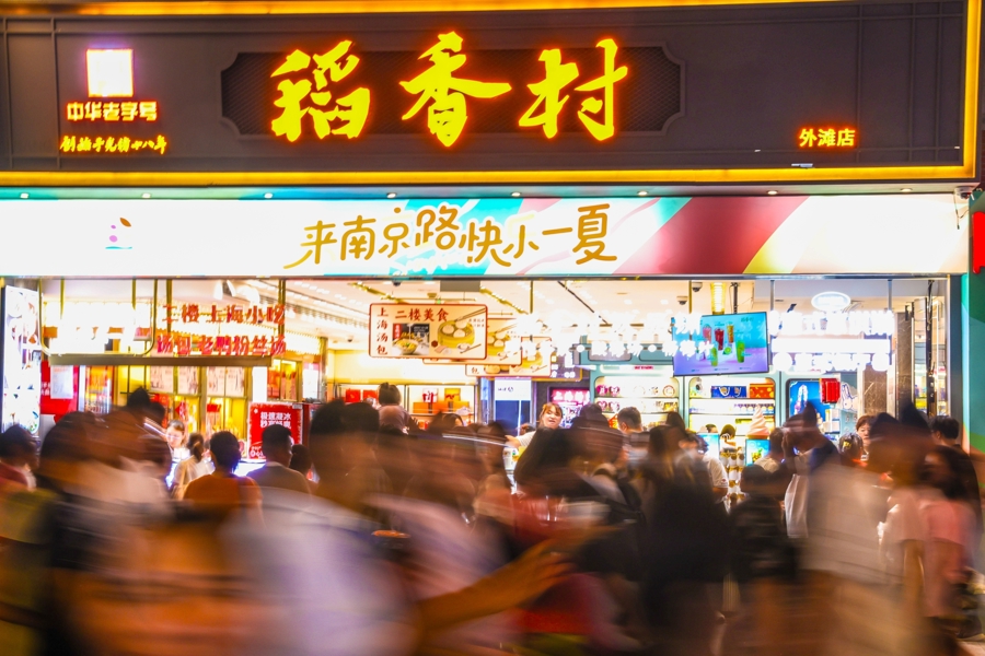 Heritage restaurants stay open late to lure tourists2.jpg