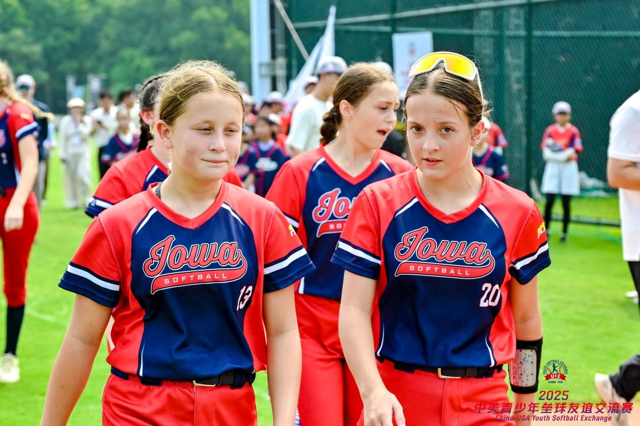 China-US youth softball exchange builds friendship 4.jpg