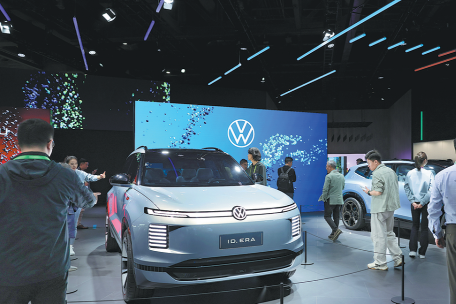 Auto giants debut latest tech at CIIE