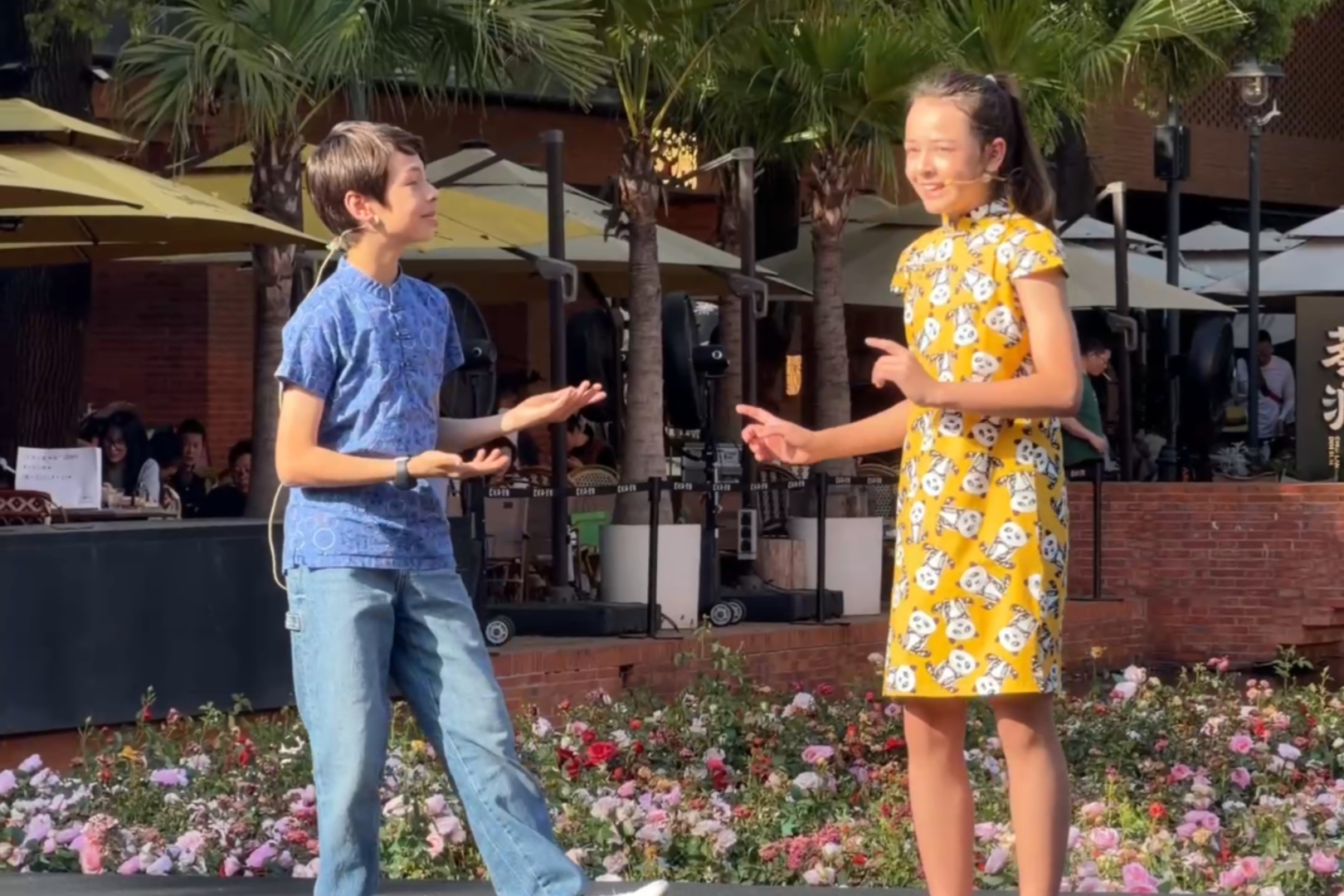 Foreign kids sing Shanghai opera: A lively flash mob in the city