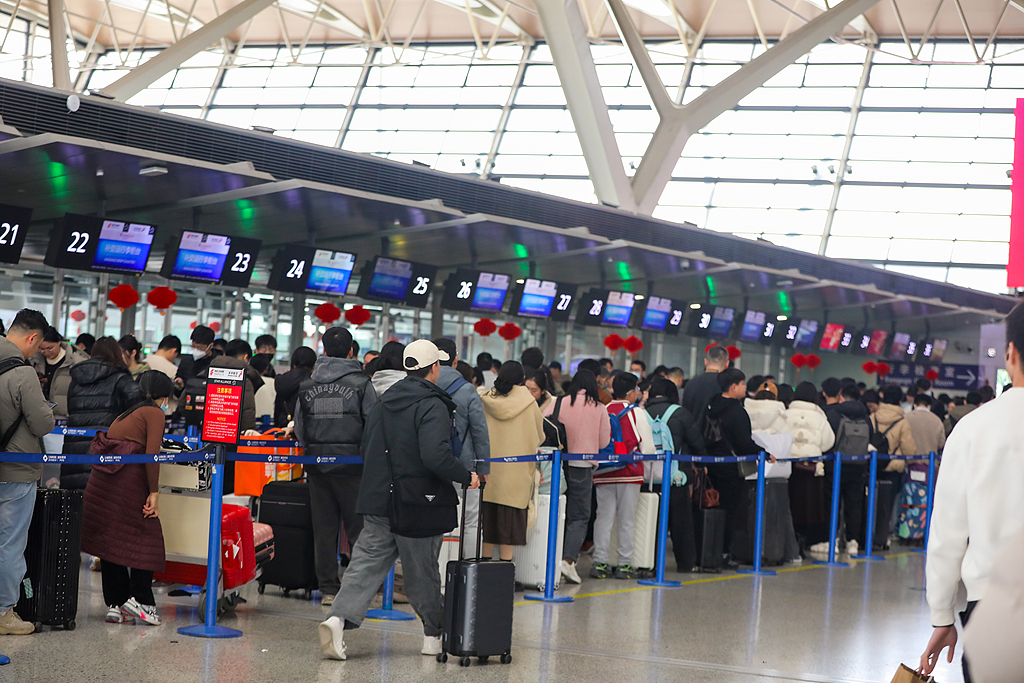 Shanghai airports see single-day passenger volume exceed 410,000.jpg